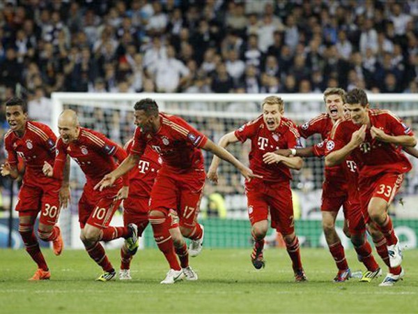 Các cầu thủ Bayern Munich ăn mừng giành vé dự trận chung kết được tổ chức ngay trên sân nhà Ảnh: AP
