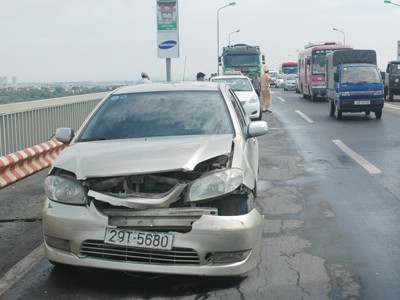 Taxi gây tai nạn liên hoàn trên cầu Thăng Long