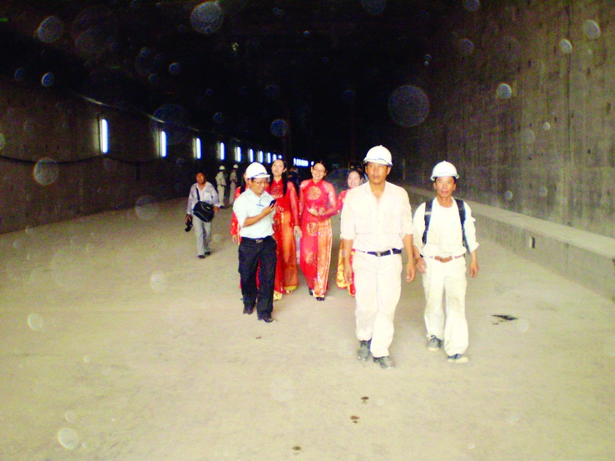 Bên trong hầm dìm Thủ Thiêm, các đốt hầm bị thấm nước ngay sau khi được lắp đặt dưới đáy sông Sài Gòn. Ảnh: Huy Thịnh