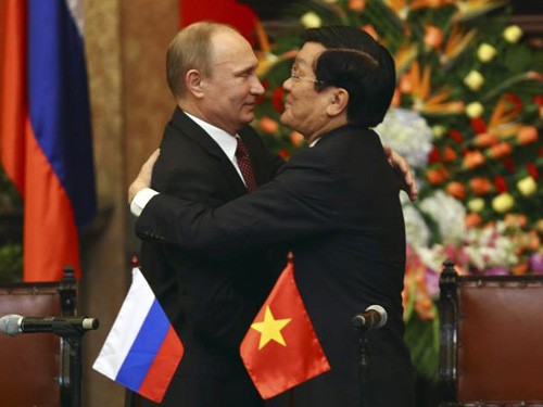 Chủ tịch nước Trương Tấn Sang ôm hôn Tổng thống Putin tại Phủ chủ tịch