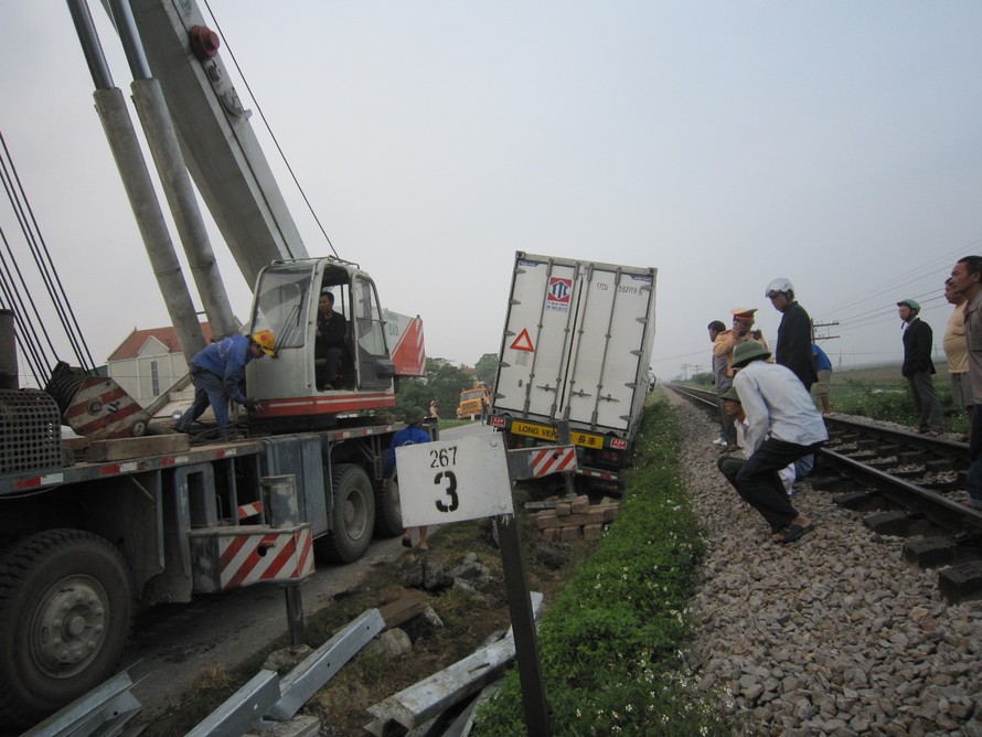 Đường sắt Bắc- Nam ách tắc vì xe container đổ