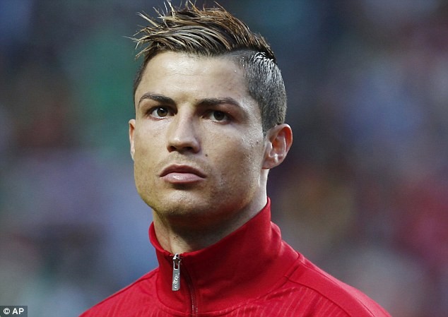 Ronaldo bác tin gia hạn hợp đồng với Real