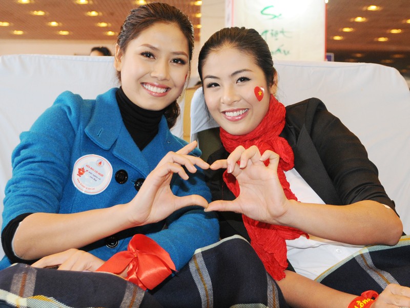 Hoa hậu Ngọc Hân cùng 500 cặp tình nhân hiến máu