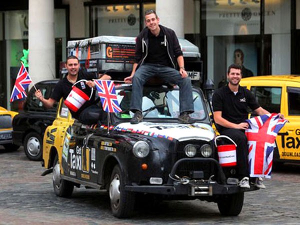 Ba sinh viên lập kỷ lục đi taxi vòng quanh thế giới