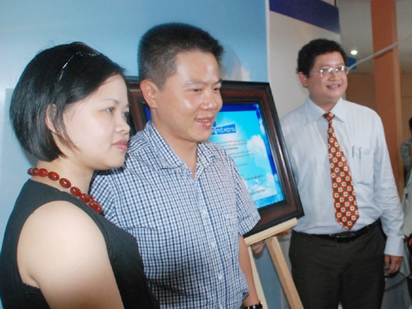 Từ trái qua: Nhà văn Phan Việt, GS Ngô Bảo Châu và ông Nguyễn Minh Nhựt, Giám đốc NXB Trẻ, trong lễ ra mắt tủ sách “Cánh cửa mở rộng”