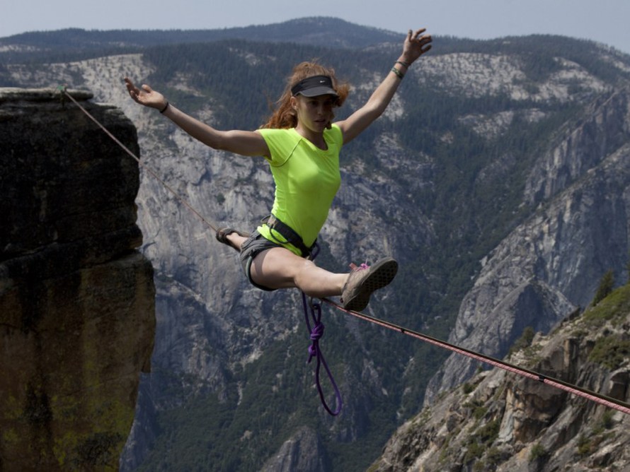 Thiếu nữ đi trên dây ở độ cao 1.000 mét