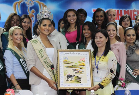 Miss Earth 2009 nhận bức tranh từ đại diện Hội liên hiệp phụ nữ huyện Bình Chánh trao tặng