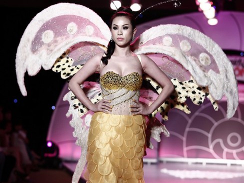 Hoa hậu Thu Hoài đeo cánh bướm nặng 10kg