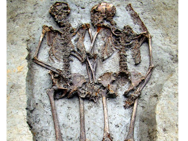 Xác chết 'nắm tay' nhau suốt 1.500 năm