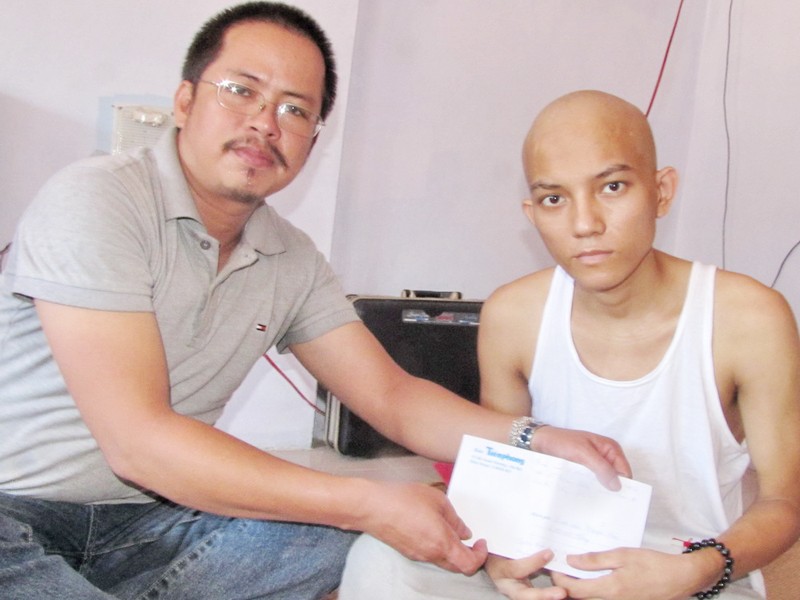 Trao quà nhân ái cho sinh viên ung thư máu Nguyễn Hòa