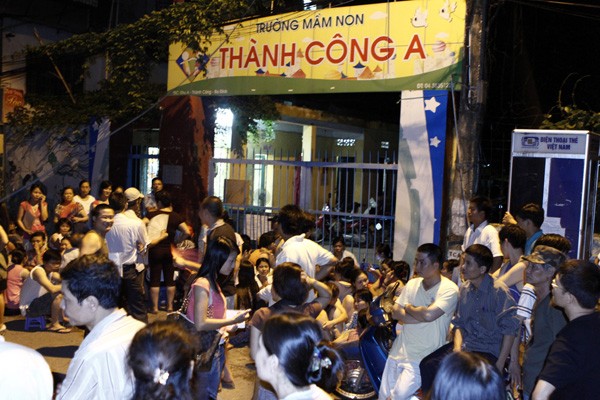 Hàng trăm người dân xếp hàng từ 7 giờ tối (30-6), tại cổng trường Thành Công A (ba Đình).