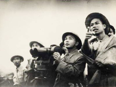Đại tướng Võ Nguyên Giáp quan sát tình hình mặt trận 1954. Nguồn: Trung tâm Lưu trữ Quốc gia III