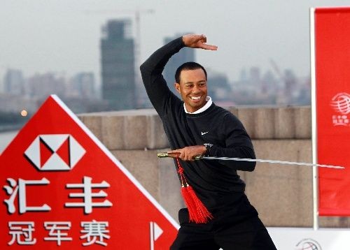 Tiger Woods “mất ngôi” vẫn múa kiếm