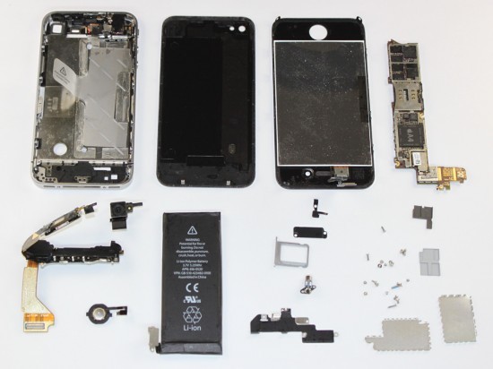 'Bức tử' thử độ bền Nokia N8 và iPhone 4