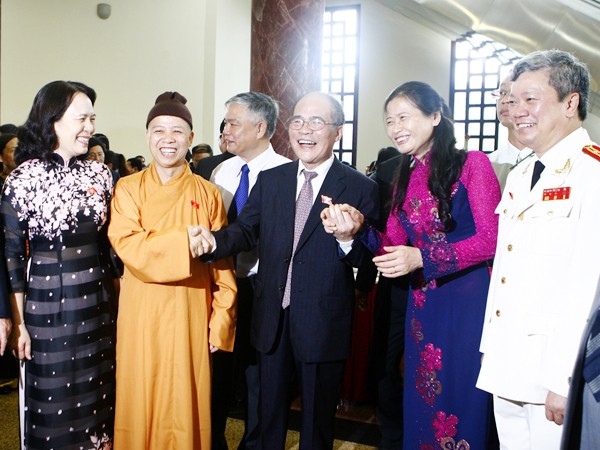 Chủ tịch Quốc hội Nguyễn Sinh Hùng với các đại biểu bên lề phiên khai mạc Ảnh: Hồng Vĩnh