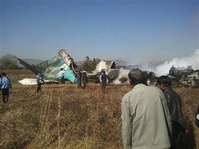 Tai nạn hi hữu: Máy bay tông xe máy, 3 người chết