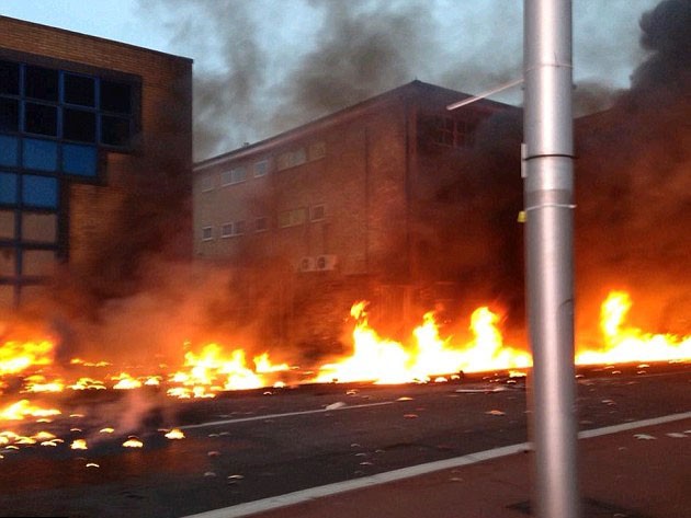 Hiện trường đám cháy sau khi trực thăng va vào cần trục ở trung tâm London
