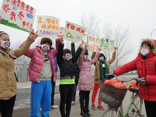 Các sinh viên trường Đại học Liêu Thành cùng đeo khẩu trang biểu tình đòi bảo vệ môi trường