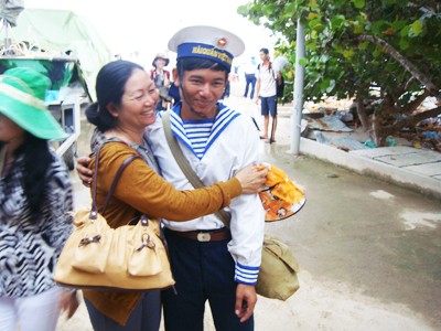 Chiến sĩ đảo Phan Vinh A đón mẹ ra thăm đảo