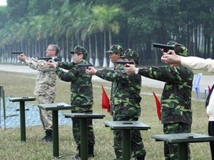 Tùy viên Quân sự nước ngoài giao lưu bắn súng