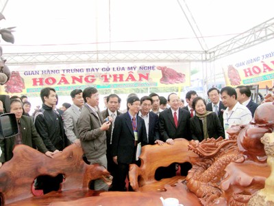 Phó Chủ tịch nước Nguyễn Thị Doan tham quan gian hàng đồ gỗ mỹ nghệ tại Festival Ảnh: Việt Hương