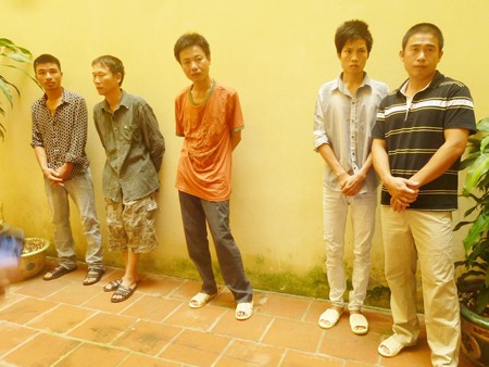 Nguyễn Khánh Cường (áo hồng, ở giữa) cùng đồng bọn