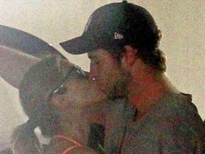 Vừa chia tay Miley, Liam thản nhiên ‘khóa môi’ bồ mới