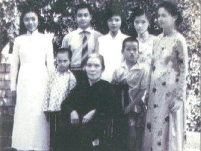 Phùng Khánh(ngoài cùng bên trái) và gia đình.