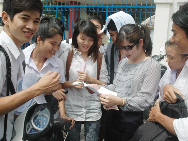 Các thí sinh vui vẻ trao đổi bài với giáo viên sau buổi thi môn Toán tại Hội đồng thi trường THSC Quang Trung (Gò Vấp, TPHCM) Ảnh: Quang Phương
