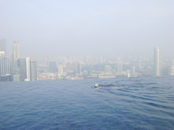 Bể bơi Vô Cực trên đỉnh Marina Bay Sands Ảnh: lan anh