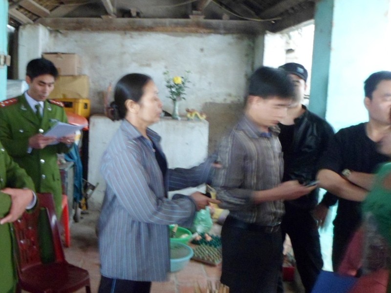 Nguyễn Đình Lợi (người cầm điện thoại) đã bị cưỡng chế thi hành án sáng qua (ảnh do người dân cung cấp)