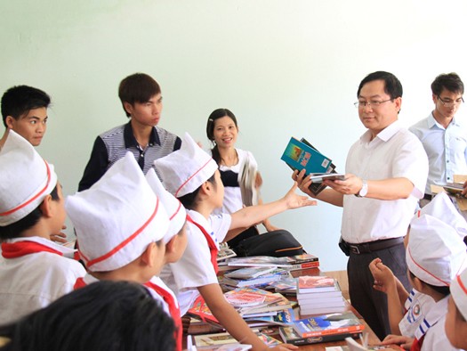 Báo Tiền Phong về nguồn tặng sách cho trẻ em