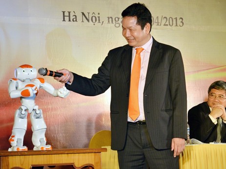 Chủ tịch FPT 'khoe' robot nói 3 thứ tiếng