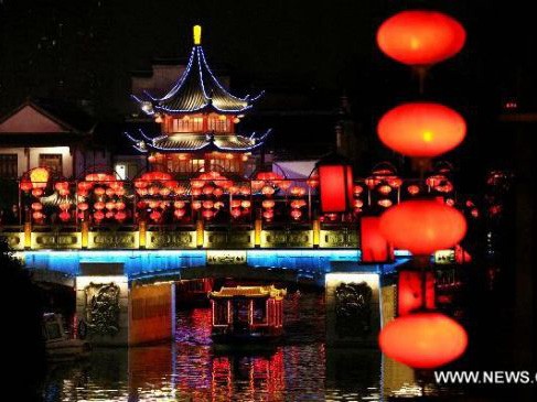 Nam Kinh ngập sắc đỏ trước lễ hội đèn lồng