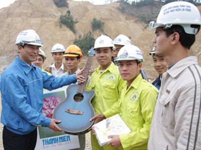 Anh Dương Văn An tặng quà cho công nhân công trình thủy điện Lai Châu Ảnh: Nguyễn Hà
