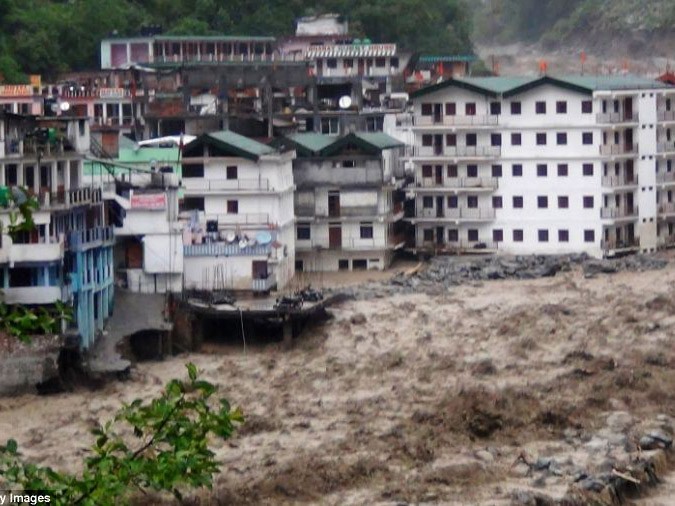 Nhiều ngôi nhà ở bang Uttrakhand bị đổ sập vì mưa lớn gây lũ