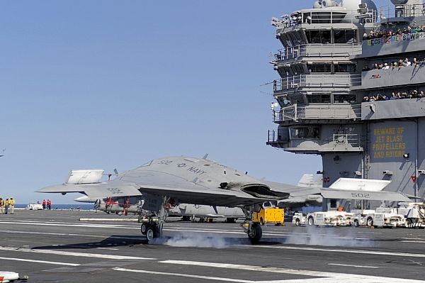 UAV tấn công X-47B lần đầu hạ cánh trên tàu sân bay
