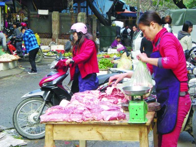 Thịt lợn bán tại chợ Cầu Giấy giá cao hơn siêu thị từ ba đến bảy ngàn đồng/kg