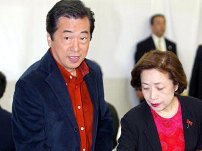 Đệ nhất phu nhân Nhật Bản Nobuko Kan và Phu quân trong một cuộc bỏ phiếu