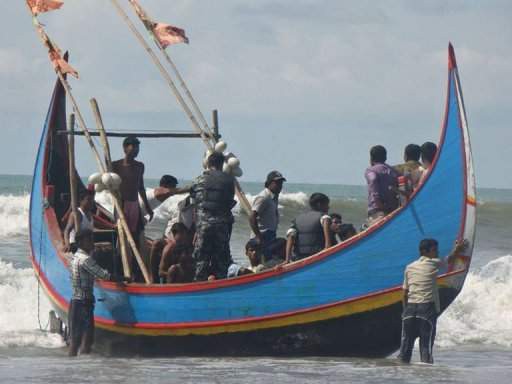Những người tị nạn sống sót sau một vụ đắm thuyền ở ngoài khơi Malaysia năm ngoái
