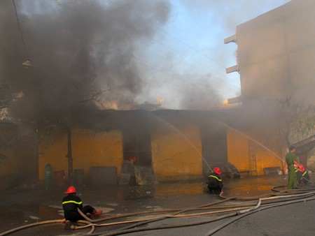 Lực lượng cứu hỏa ra sực dập lửa, ngăn cháy lan sang khu dân cư