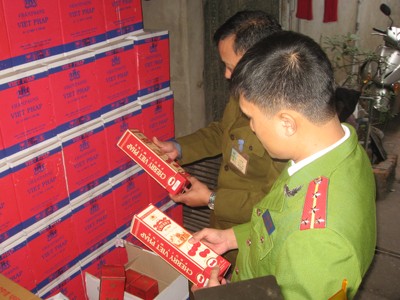Lực lượng chức năng kiểm tra các thùng rượu của công ty rượu và nước giải khát Việt Pháp