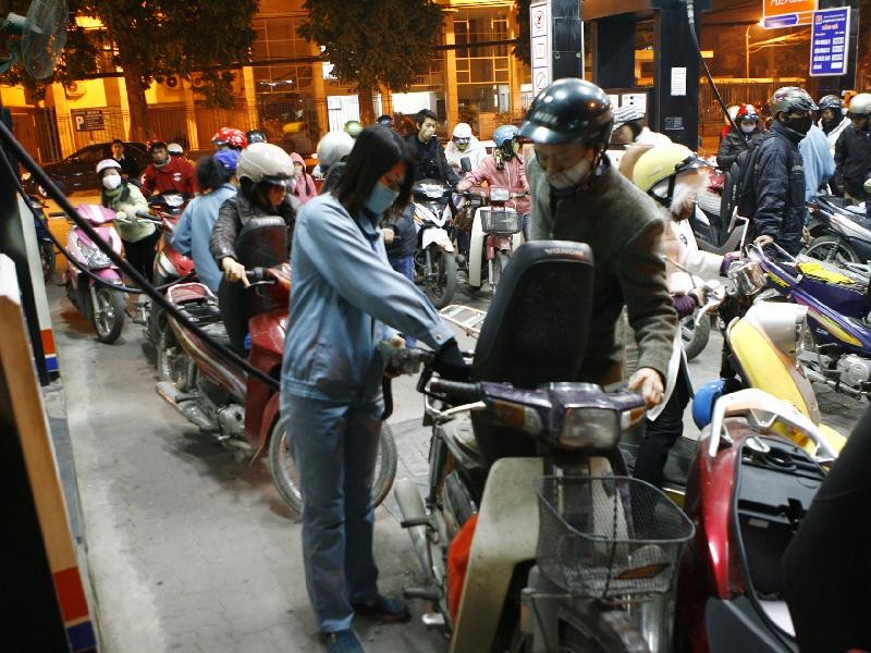 Giá xăng liên tục tăng khiến DN và người dân gặp khó khăn Ảnh: Hồng Vĩnh