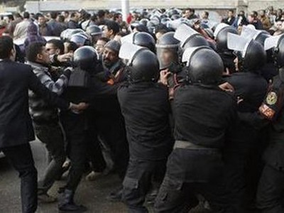 Cảnh sát Ai Cập đàn áp biểu tình ở Cairo. Ảnh: Reuters