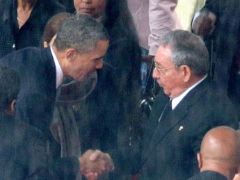 Tổng thống Barack Obama bắt tay với Chủ tịch Raul Castro
