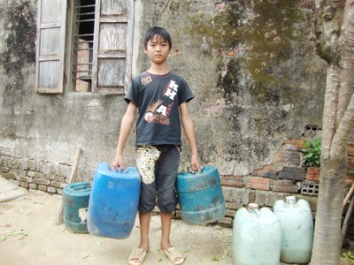 Một học sinh lớp 7 hằng ngày phải đi mua nước cách nhà 5km Ảnh: Việt Hương