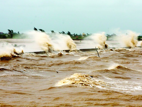 Bờ biển Tiền Hải - Thái Bình, gió mạnh, biển động dữ dội