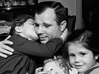 Nhà du hành vũ trụ Yuri Gagarin cùng hai con gái Elena và Galina Ảnh: RIA Novosti