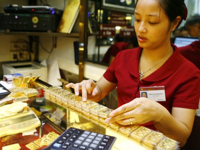 Dân sở hữu vàng phi SJC bán vàng miếng số lượng lớn cho chính doanh nghiệp sản xuất vàng miếng cũng không dễ Ảnh: Hồng Vĩnh