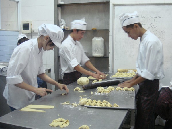 Sinh viên học làm bánh tại trường Trung cấp kinh tế du lịch Hoa sữa. Ảnh: Hải Yến